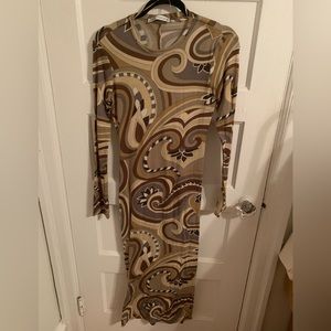A pattern long sleeve maxi dress